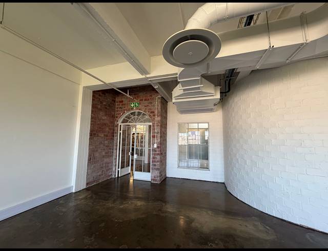 78M² BUILDING TO LET IN WOODSTOCK